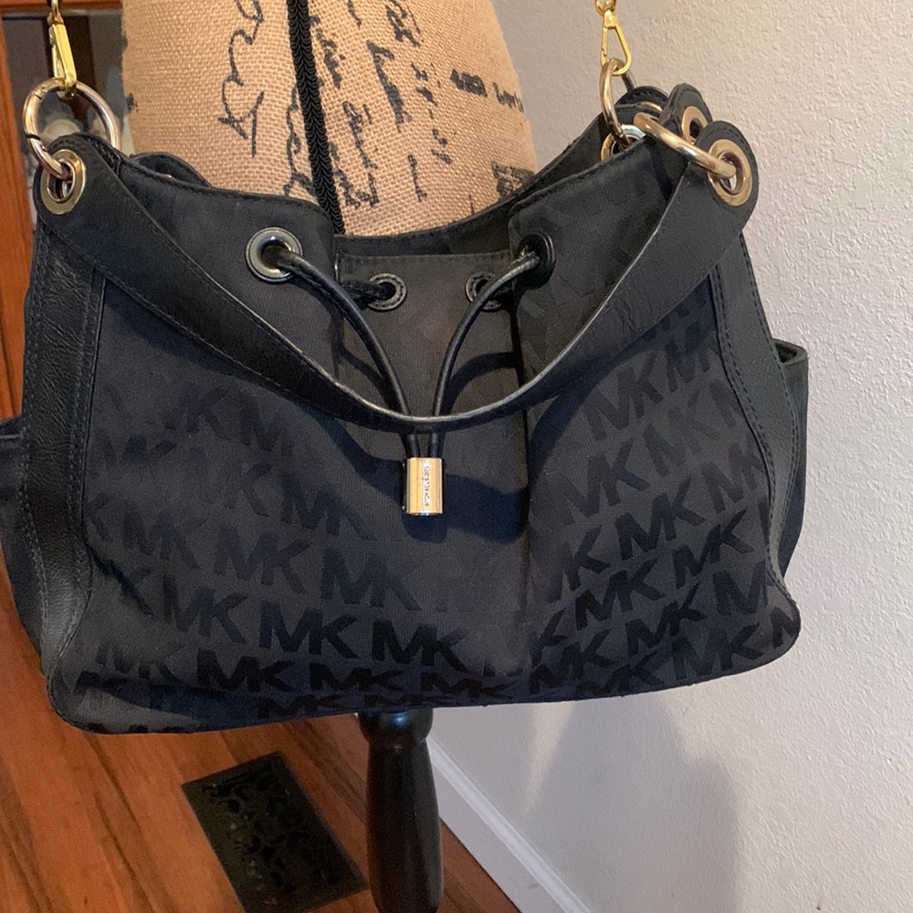 SALE!! Michael Kors tote